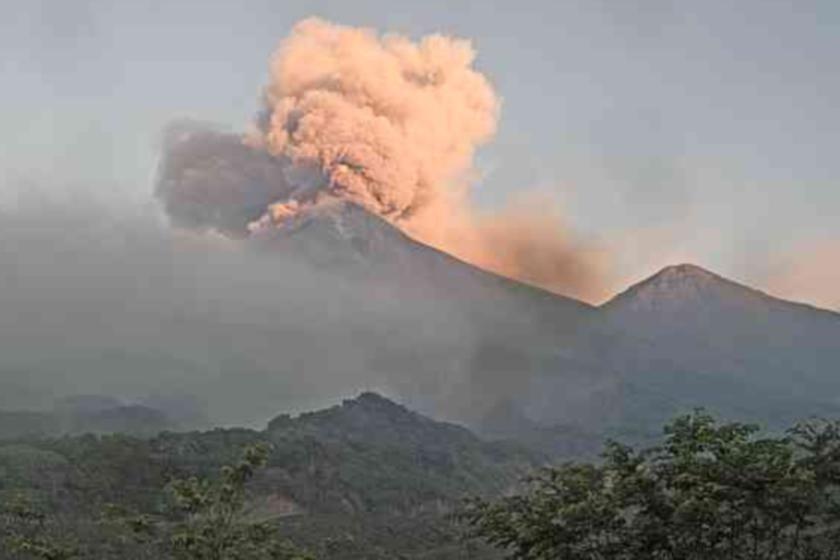 Guatemala'daki Fuego Yanardağı patladı