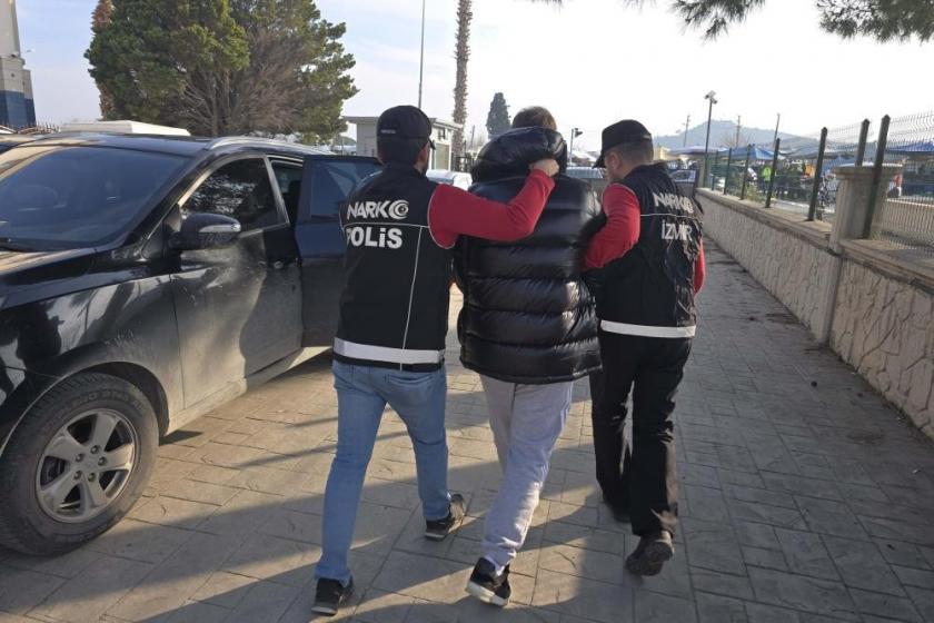 Kırmızı bültenle aranan uyuşturucu taciri İzmir'de yakalandı