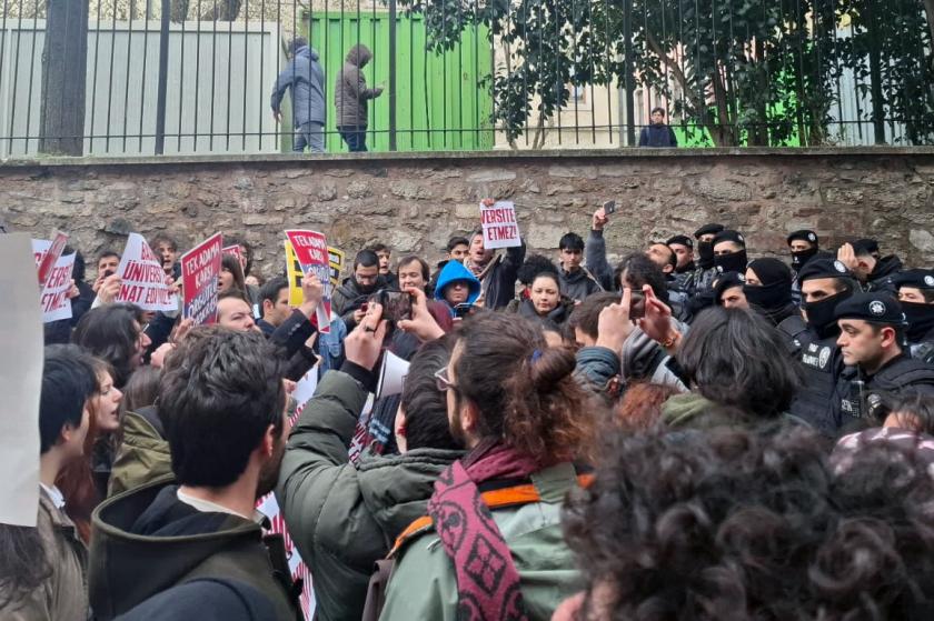 Üniversiteliler siyasi operasyonu protesto ediyor