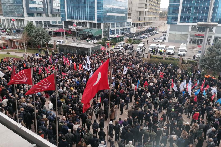 CHP'liler parti genel merkezi önünde toplandı: Siyaseti iktidarın çizdiği sınırlarda yapmayacağız