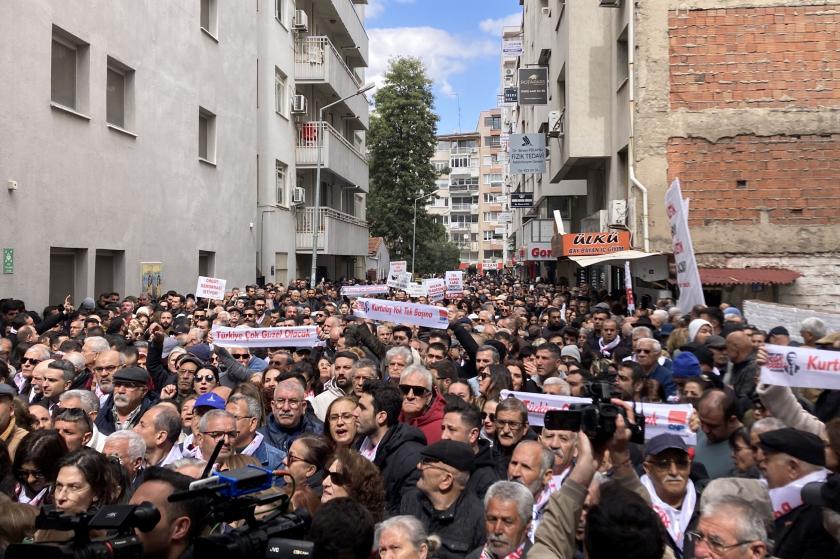 İzmir’de İmamoğlu’na yönelik gözaltı protestosu: "Bu hukuksuzluğa dur diyelim"