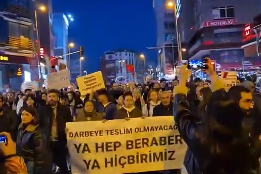 Kadıköy'de halk sokakta: "Darbeye geçit vermeyeceğiz"