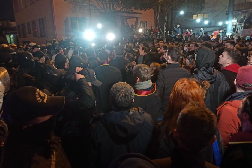 Çağlayan'da avukatlar adliyeye alınmıyor: 'Polis dışarı, avukat içeri'