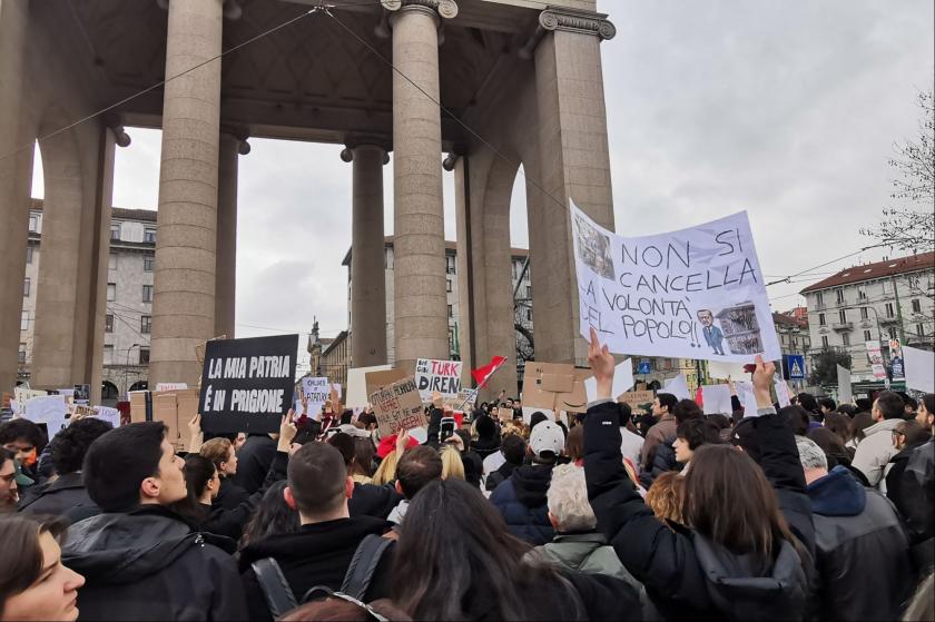 Milano'da İmamoğlu'nun tutuklanmasına protesto: "Her yer Taksim her yer direniş"