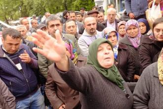 Oğlunun bilincini yakalamaya koşuyor