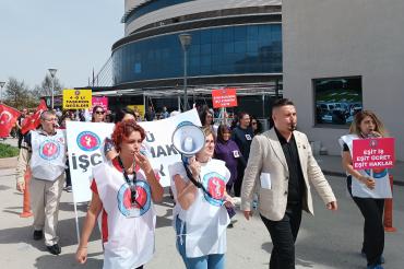 PAÜ hastanesinde sağlık işçileri talepleri için yürüyüş yaptı