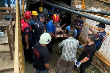 İzmir'de madende işçilerin üzerine kaya parçaları düştü: 2 yaralı