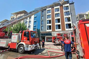 İzmir'de DİSK binasında yangın: 1 kişi dumandan etkilendi