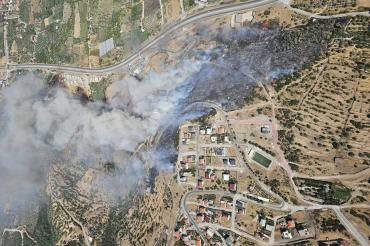İzmir Menemen’de makilik ve otluk alanda çıkan yangın kontrol altına alındı