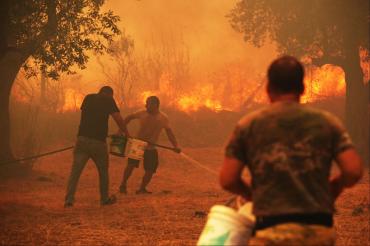 İzmir'in Urla ilçesinde çıkan orman yangını 10,5 saat sonra kontrol altına alınabildi