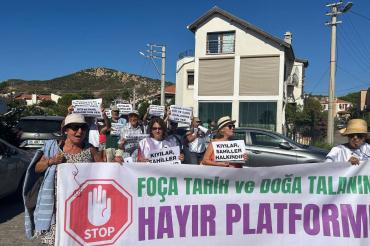 Foça'da kıyılar halkındır eylemi yapıldı: "İşletmelerin değil halkın yanında yer alın"