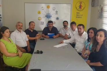 KESK Denizli'de, İzmir Büyükşehir'deki kamu emekçilerine destek açıklaması yaptı