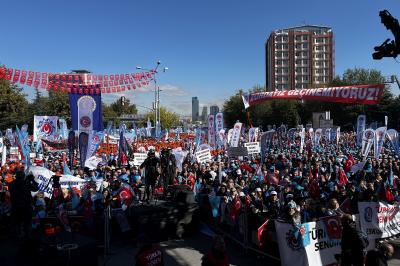 More than a hundred thousand workers rally in Ankara to warn the government