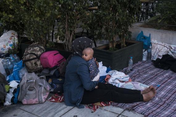 Yunanistan'da mülteciler sokakta kalmak zorunda bırakılıyor