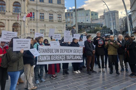 Yurttaşlar Beyoğlu Belediyesi önünden seslendi: Deprem bahane, rant şahane