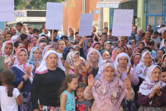 Tire Başköy’de köylüler jaotermale karşı mücadele yürütürken çekilmiş bir fotoğraf