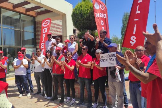 İşten atılan belediye işçileri Kemalpaşa Belediye Başkanı'nı protesto etti