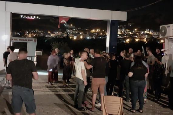 Hatay’da konteyner kentte gece yarısı elektriği kesip abonelik istediler