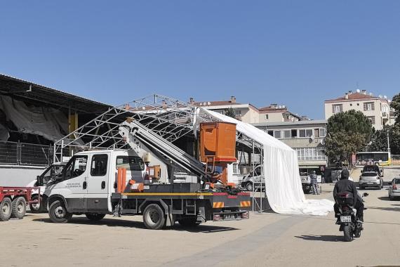 Bursa’da branda kurarken 5 metreden düşen işçi, ağır yaralandı