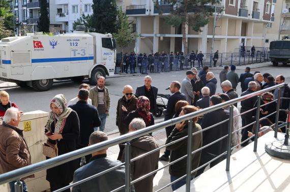 Halfeti'de belediye önünde kayyım kararına karşı nöbet sürüyor