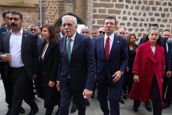 Kayyım atanan Mardin’i ziyaret eden İmamoğlu: Vatandaşın katkı sağlayacağı barış herkese faydalı olur