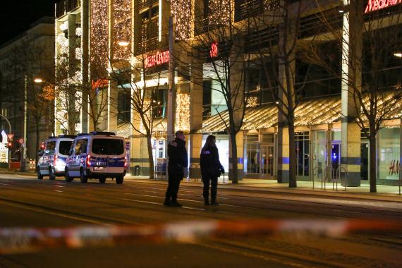 Almanya'da Noel pazarına yapılan saldırı sonrası polis bölgeye güvenlik şeridi çekti 