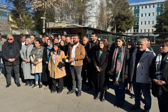 Diyarbakır adliyesi önünde Siirt Belediye Eş başkanı Sofya Alagaş'a verilen hapis cezası protesto edildi