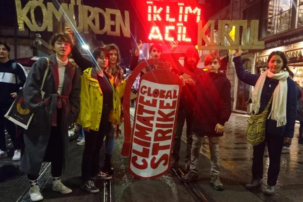 İklim aktivistlerinin Taksim'de yaptığı eylemden bir fotoğraf