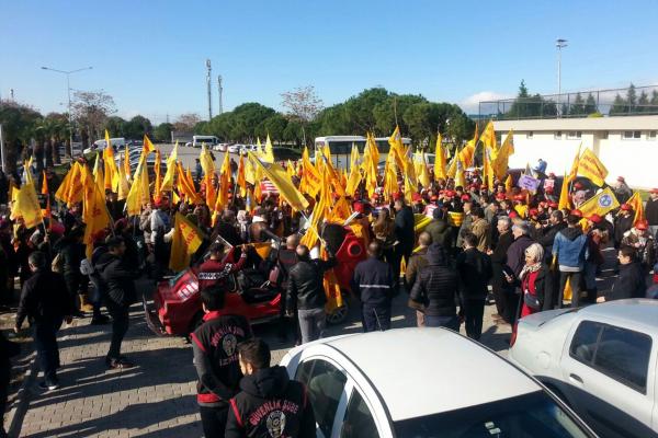 Sahte sigorta uygulamasına karşı yürüyen DERİTEKS üyesi işçiler