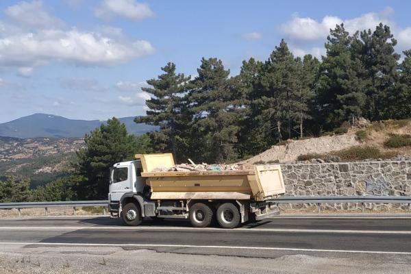 Kazdağları'nda nöbet tutan yaşam savunucularının kaldığı binanın yıkımının ardından hafriyat kamyonla taşınırken.