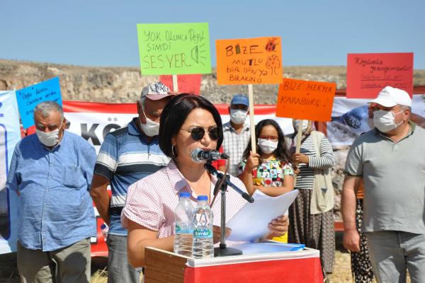 Nevşehir Hacıbektaş’a bağlı Karaburç ve Karaburun köylüleri iki köyün arasında yapılmak istenen bazalt ocağına karşı eylem yaptı.