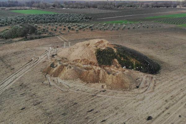 Manisa'da defineciler 2 bin 700 yıllık tümülüsleri iş makineleriyle tahrip etti