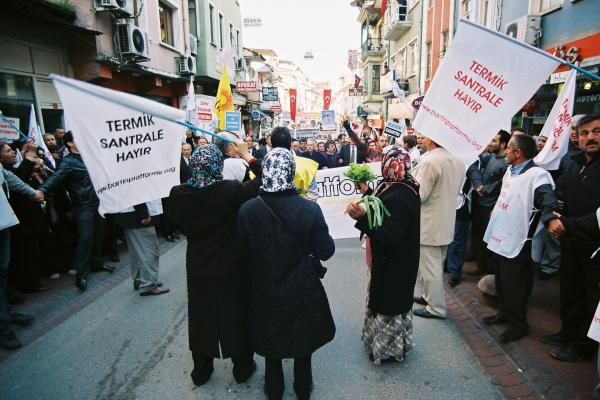 Amasralıların 'Termik santrale hayır' diyerek yaptığı eylemden bir fotoğraf.