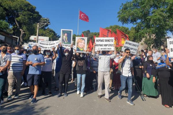 HDP Izmir il binasini basan Onur Gencer tarafindan katledilen Deniz Poyraz'in cenaze töreninden bir fotograf.