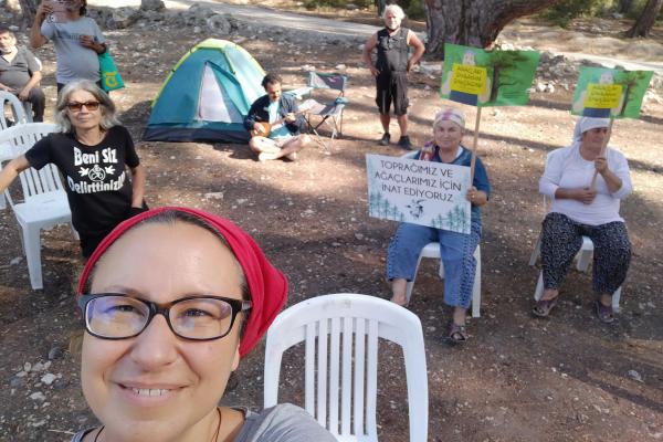 Akbelen ormanını korumak için nöbet tutan yurttaşlar ormana girme yasağının sonlanmasıyla nöbet yerlerine döndü.