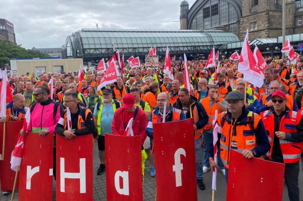 Hamburg'da eylem düzenleyen liman işçileri