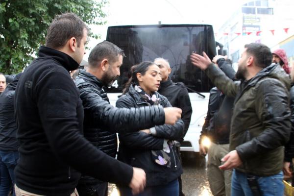 Polis, Feleknas Uca'yı engellemeye çalışıyor.