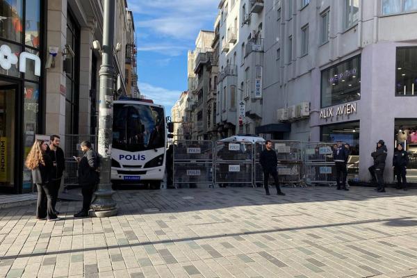 Sokakta Polis barikatı