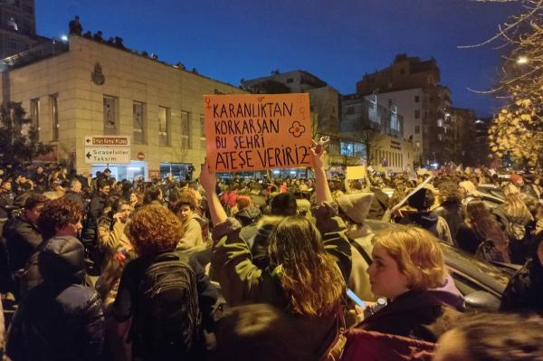 Kadınlar feminist gece yürüyüşü için toplandı