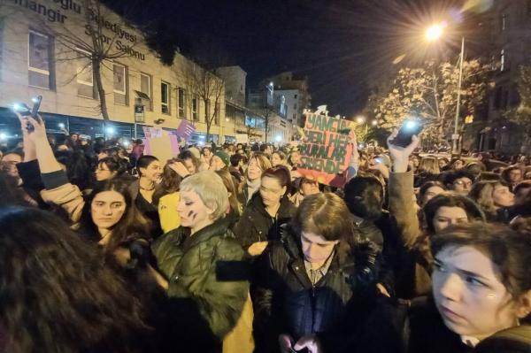 Kadınlar feminist gece yürüyüşü için toplandı