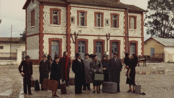 Theo Angelopoulos'un Kumpanya (The Travelling Players, 1975) filminden bir sahne