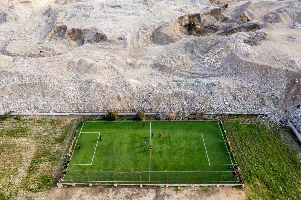 Hatay Samandağ da moloz alanının yanındaki halı sahada futbol oynayan çocuklar