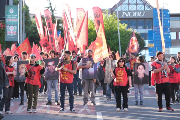 emek gençliği üyeleri denizleri anmak için taksim akm önünde toplandı