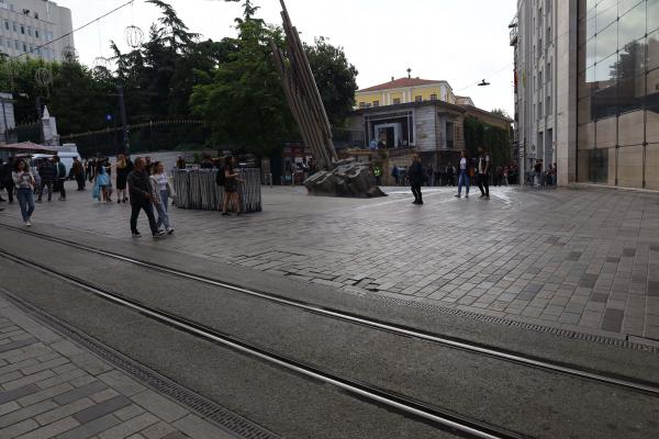 Galatasaray Meydanı'nda bariyerler kaldırıldı