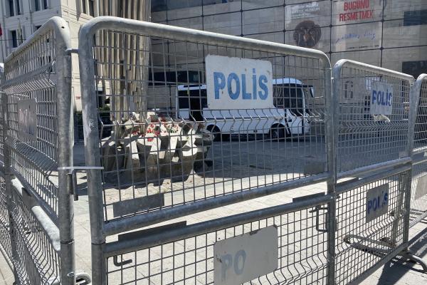 Galatasaray Meydanı'nda polis barikatı