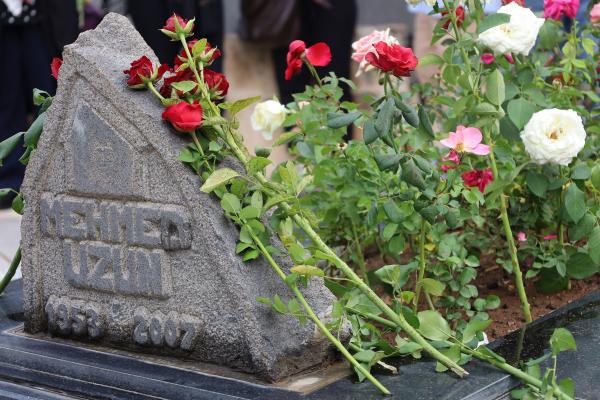 Kürt yazar Mehmet Uzun mezarı başında anıldı