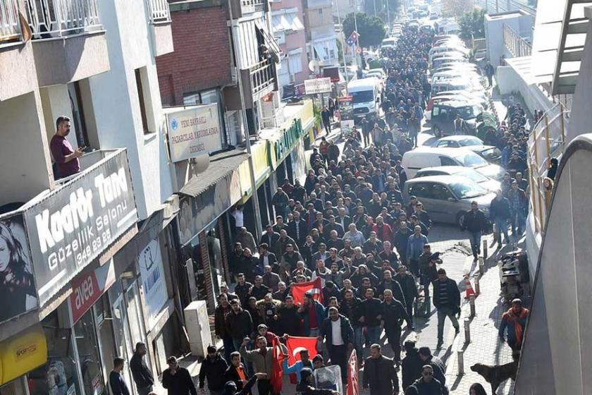 Bayraklı'da pazarcılar pazar yerleri için belediyeye yürüdü