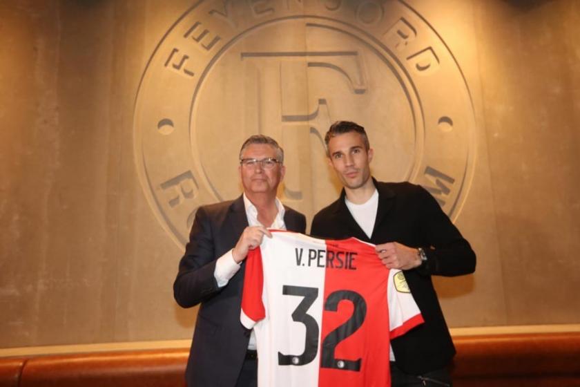 Robin van Persie, Feyenoord'a imzayı attı