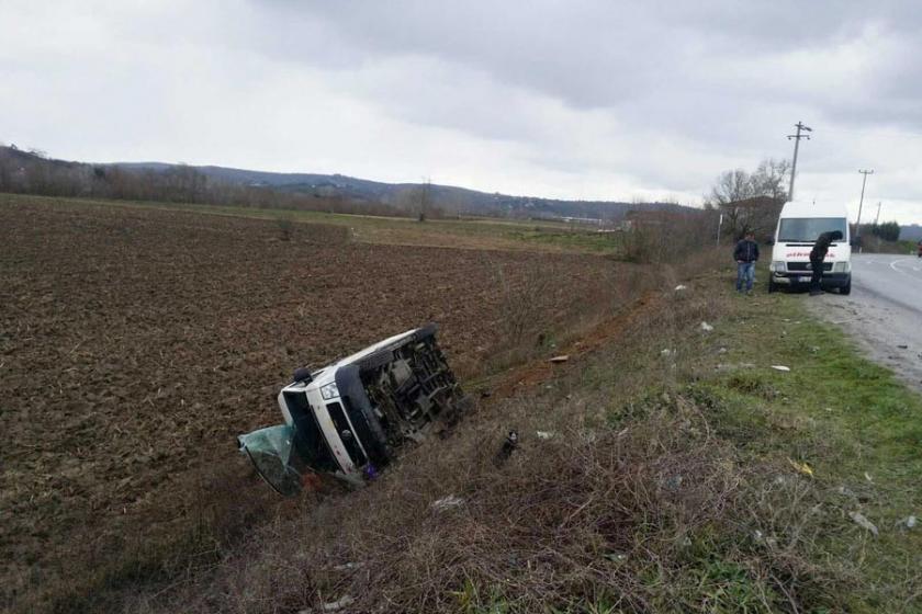 Sakarya'da işçi servisi kaza yaptı: 12 yaralı