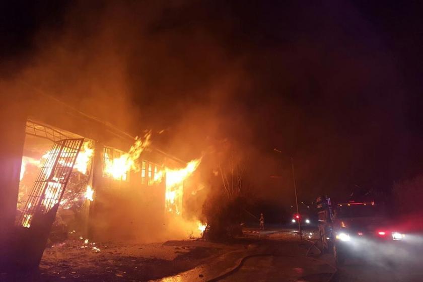 İzmir'de ambalaj fabrikasında patlama ve yangın: 4 yaralı